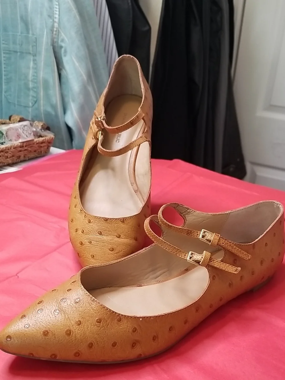 Banana Republic womens shoes size 9.5 w/ 2 straps imatation ostrich pattern EUC